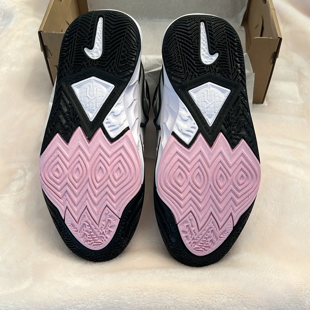 NWOT Nike White and Black Athletic Shoes with the box gift ready - Picture 4 of 5